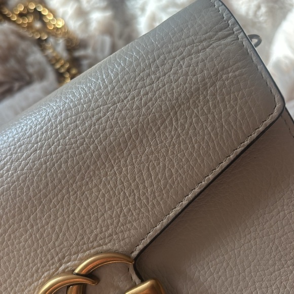 Gucci || Cream Marmot Crossbody Bag with Gold Chain - Picture 9 of 11